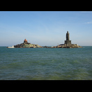 Links die Insel mit dem Vivekananda-Denkmal, rechts das Denkmal für den tamilischen Dichter Tiruvalluvar
